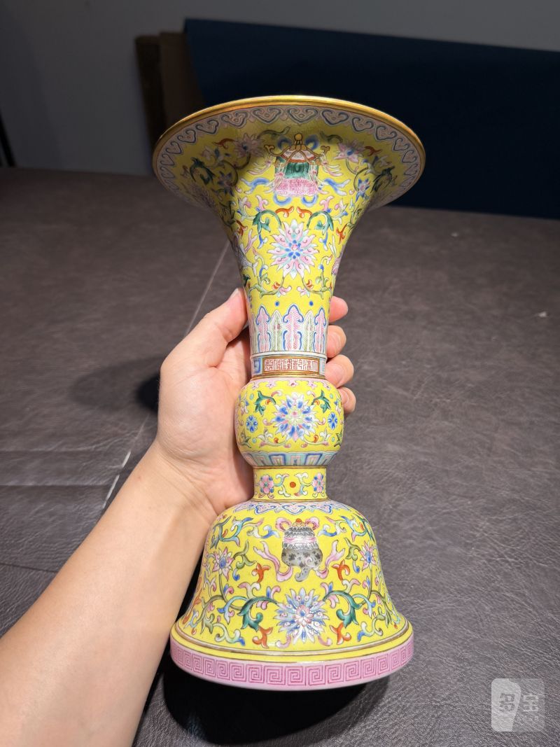 清乾隆 黄地洋彩缠枝莲托八宝纹花觚 - 图10